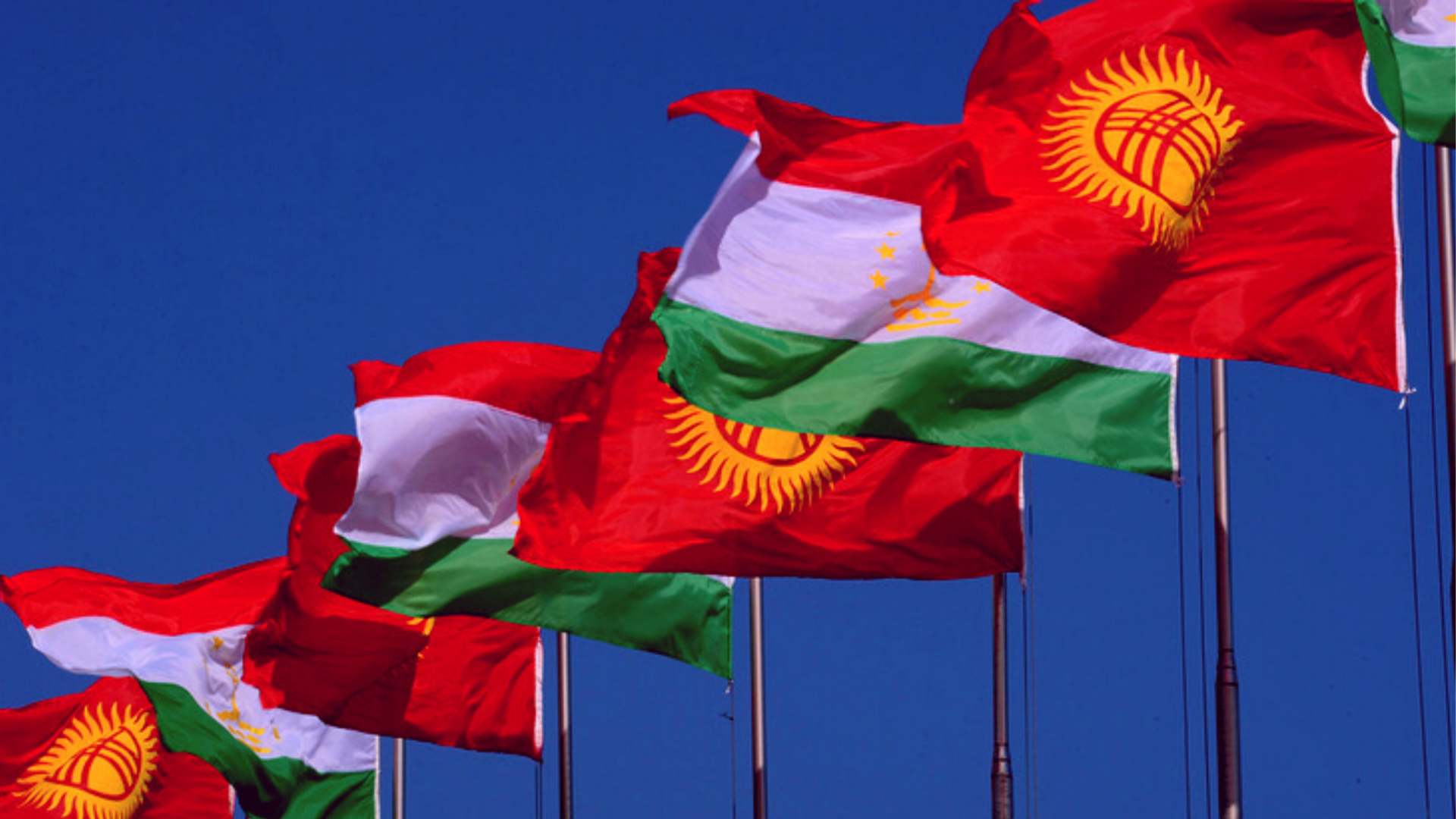 Кыргызско таджикской. Флаг Таджикистана и Кыргызстана. Флаг Таджикистан Узбекистан Кыргызстан. Флаги Узбекистана и Таджикистана и Киргизии. Таджикистан Кыргызстан граница флаг.
